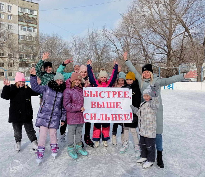 Эстафеты, весёлые старты на катке.